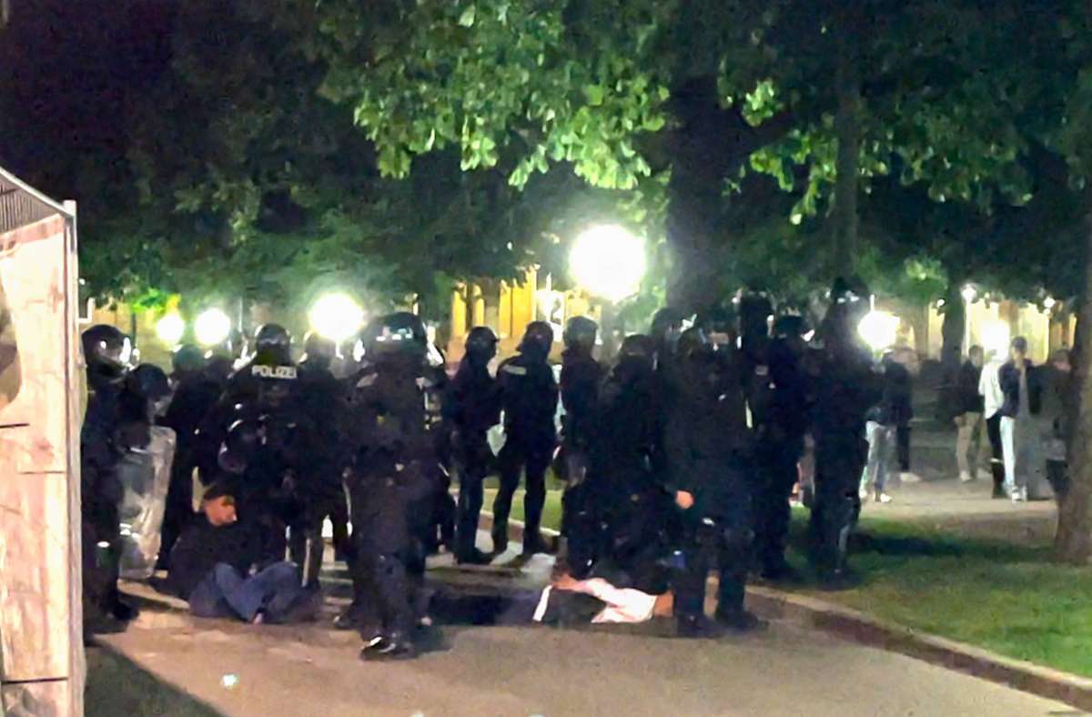 Auseinandersetzungen  in Stuttgart: Polizei spricht von aggressiver und aufgeheizter Stimmung