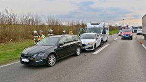 Unfall mit fünf Fahrzeugen auf der A81