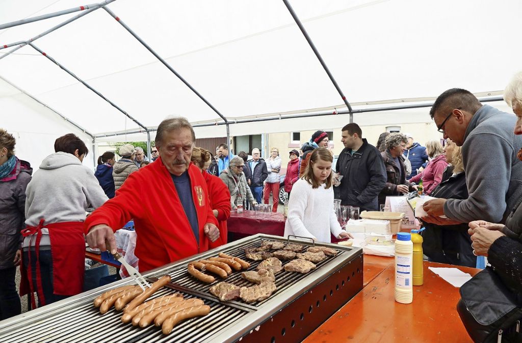 Verkaufsoffener Sonntag, Flohmarkt und Krämermarkt kämpfen mit dem Wetter – Örtliche Händler dennoch zufrieden: Verkaufsoffener Sonntag in Denkendorf