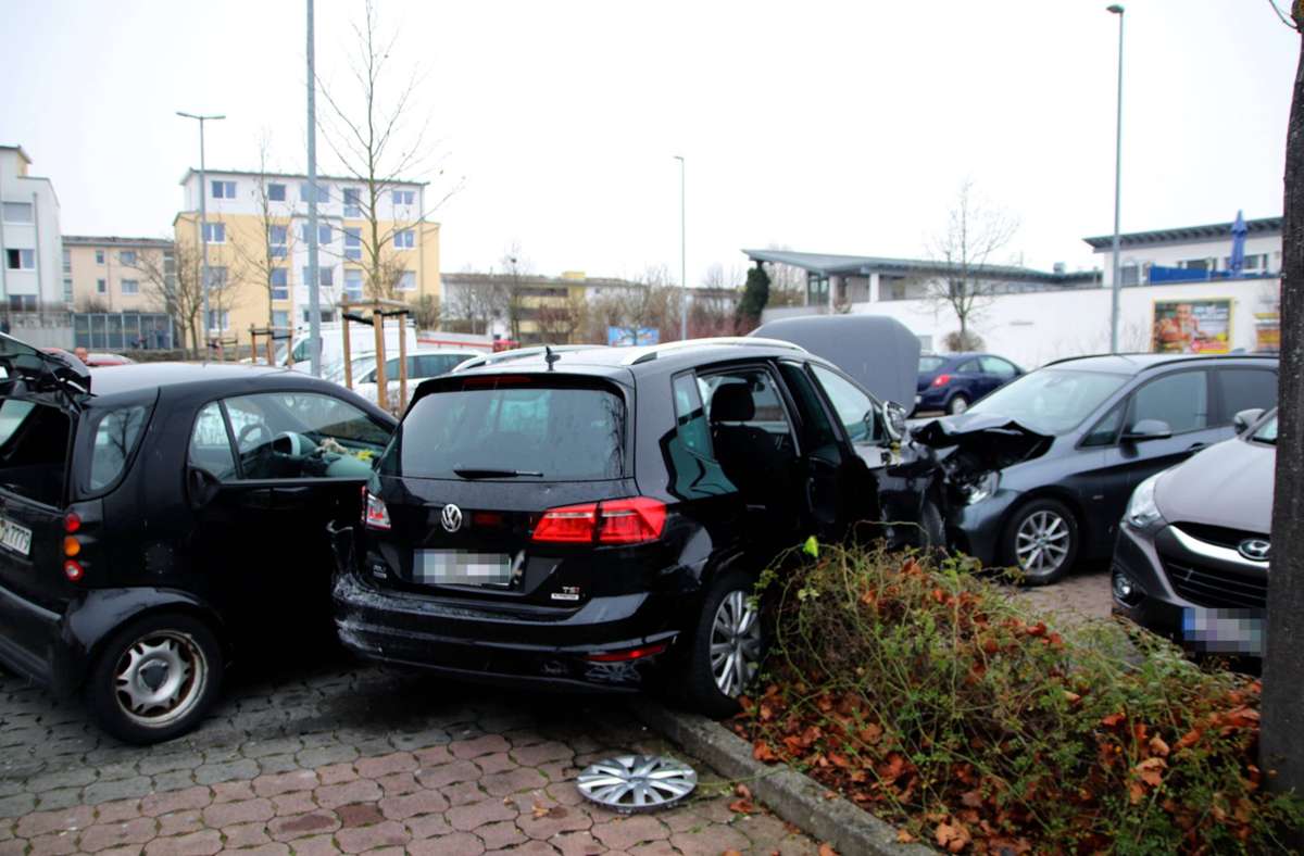 Unfall auf Nürtinger Supermarktparkplatz: 89-Jähriger verliert Kontrolle über sein Auto – drei Verletzte und großer Schaden