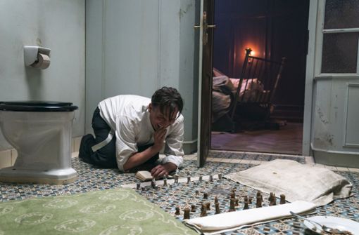 Oliver Masucci alias Bartok im Film „Schachnovelle“. In dieser Szene befindet er sich in Einzelhaft in Wien. Foto: Studiocanal/ Walker + Worm Film/Julia Terjung