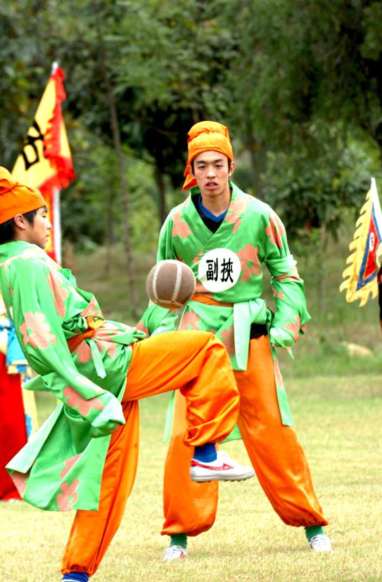 Zwei Chinesen zeigen 2007 ihr Können im traditionellen Cuju.