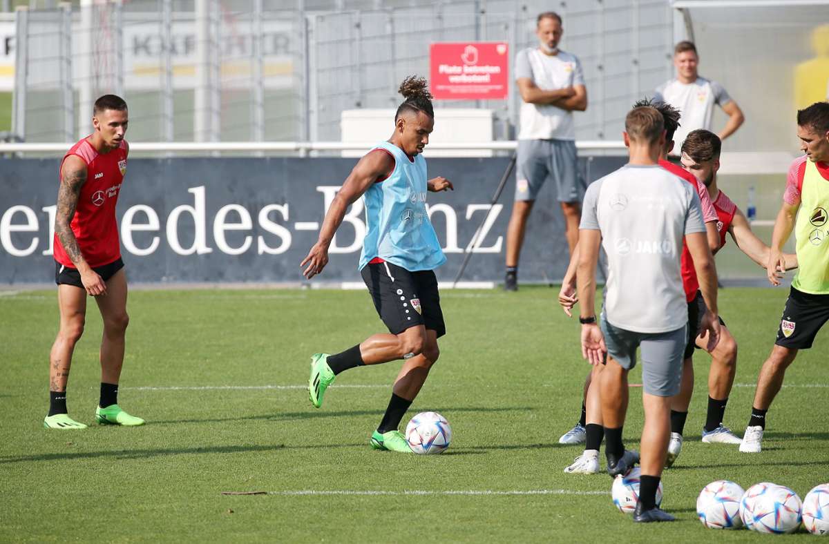 VfB-Neuzugang Juan José Perea beim Training am Ball