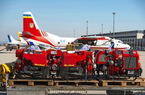 Für die Ukraine wird am Flughafen Stuttgart schweres Gerät wie Pumpen und Starkstromgeneratoren verladen. Foto: Lichtgut/Leif Piechowski