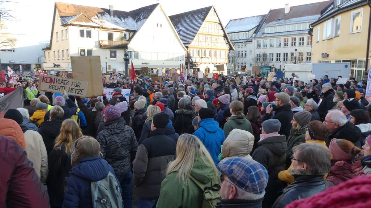 Kundgebung auf dem Schillerplatz: Auch in Nürtingen demonstrieren Hunderte gegen Rechts