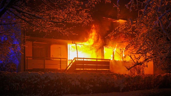 Mann stirbt bei Feuer in Mehrfamilienhaus
