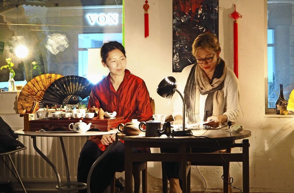 Li-Hong Koblin (links) und Sabine Weber-Loewe kennen die Geheimnisse chinesischer Teekultur, die sie nicht nur in Buchform, sondern auch in Teezeremonien teilen.