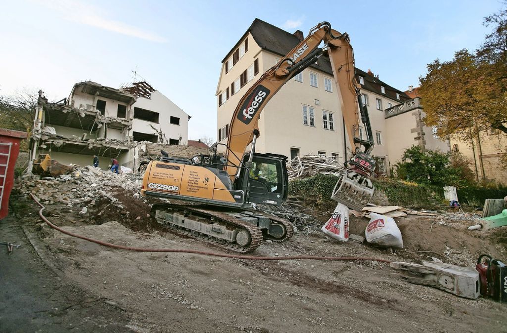Spatenstich für neues Seniorenzentrum – Abriss des Margarete-Blarer-Hauses hat begonnen: Abrissbagger im Kloster