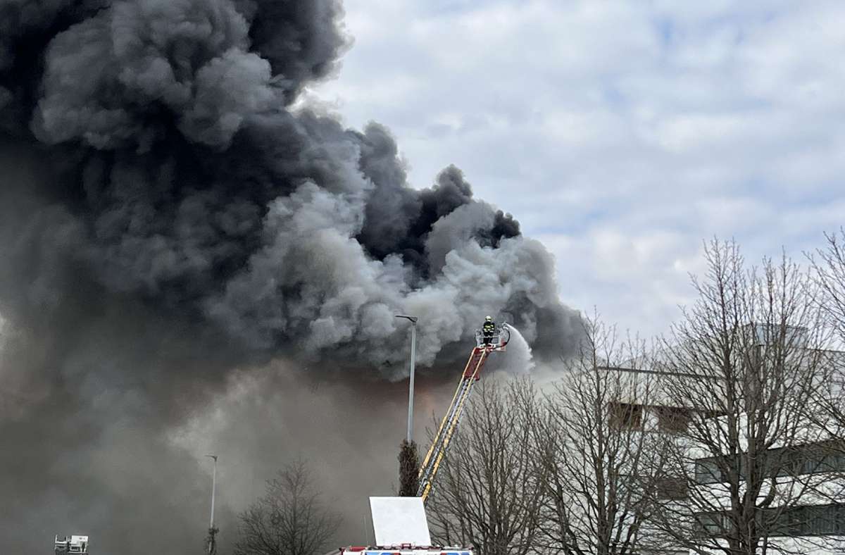 Großeinsatz in Bietigheim-Bissingen: Rauchentwicklung bei Hofmeister ruft Feuerwehr auf den Plan