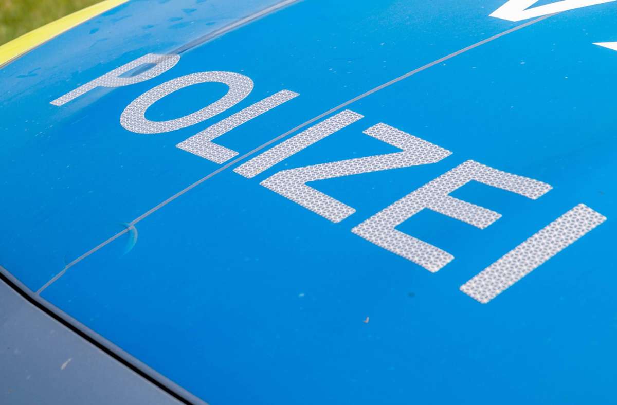 Stuttgarter Innenstadt: Betrunkene Frau schlägt und tritt auf Fahrzeuge ein