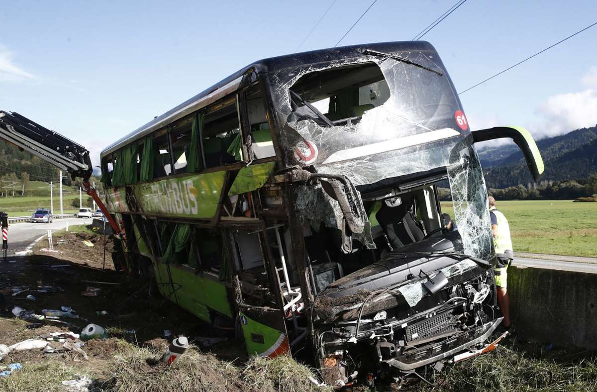 Schweres Busunglück in Österreich: Reisebus kommt von Straße ab – eine Tote und viele Verletzte