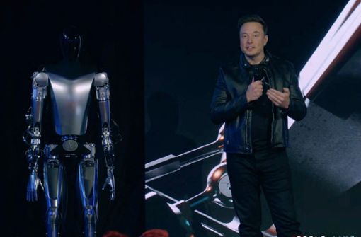 „Optimus“ (links) und Elon Musk Foto: AFP