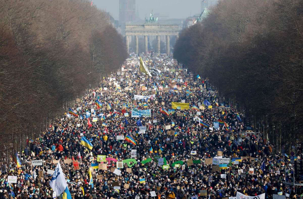 Gigantische Demo vor dem Brandenburger Tor
