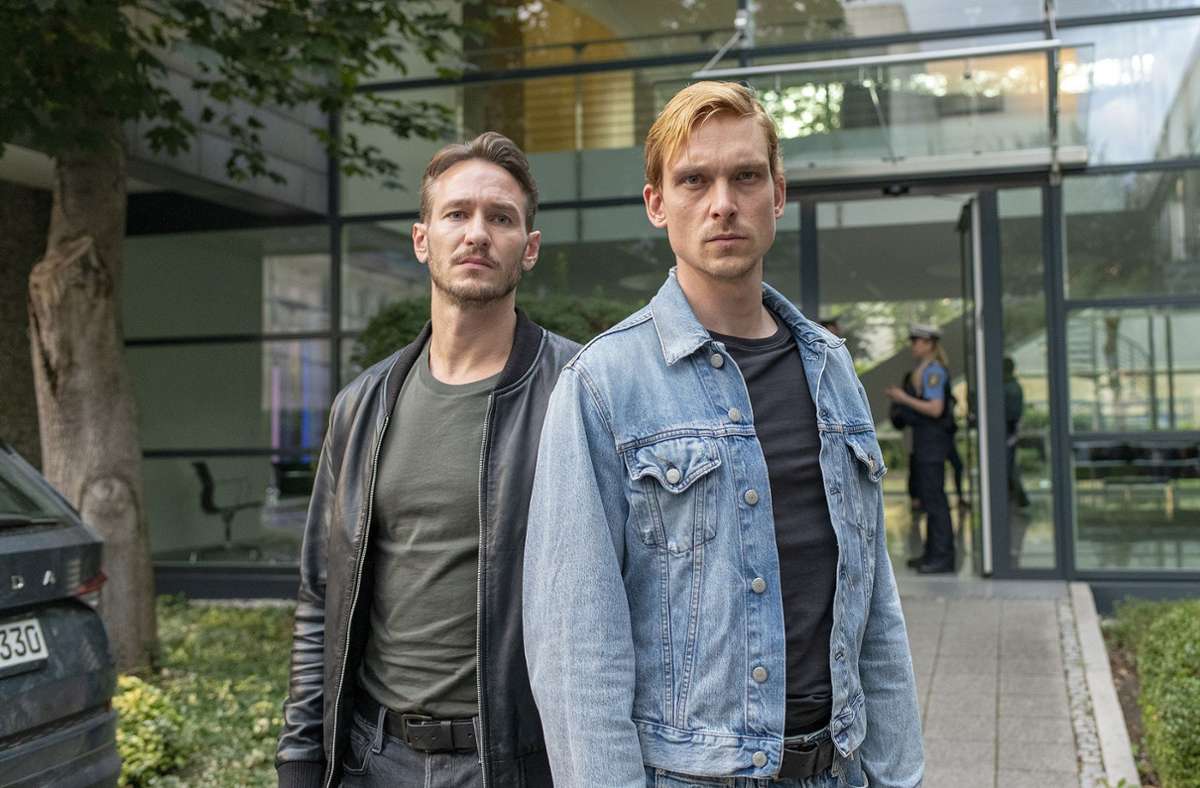 Leo Hölzer (Vladimir Burlakov, li.) und Adam Schürk (Daniel Sträßer) ermitteln: Eine Schülerin wurde ermordet.
