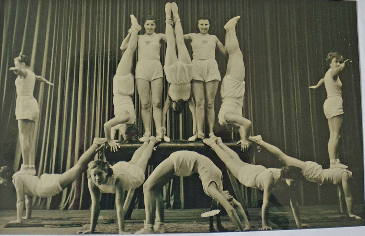 Auf der Weihnachtsfeier 1954 formierten sich die Turn- und Gymnastikdamen zu einer Pyramide.