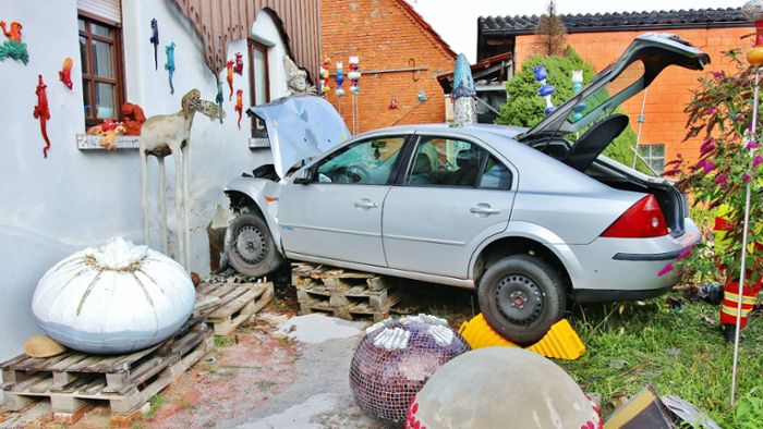 Durch die Hecke: Auto prallt gegen Wohnhaus