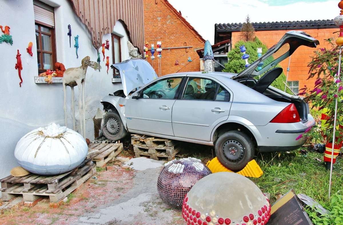 Lichtenwald im Kreis Esslingen: Durch die Hecke: Auto prallt gegen Wohnhaus