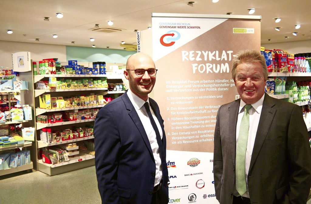 Umweltminister Franz Untersteller informiert sich beim dm-Markt über die Kampagne zur Wertstofftrennung: Plastikmüll soll reduziert werden