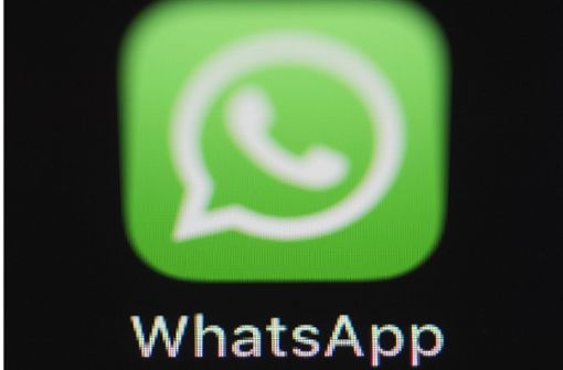 Nach und nach sollen wichtige Funktionen in WhatsApp abgeschaltet werden, wenn man den neuen Regeln nicht zustimmt. (Symbolbild) Foto: dpa/Silas Stein