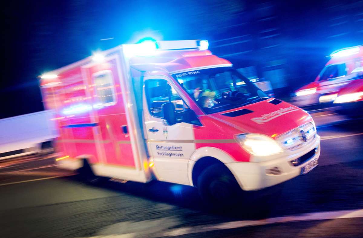 Landkreis Waldshut: Betrunkener Mann attackiert Rettungswagen