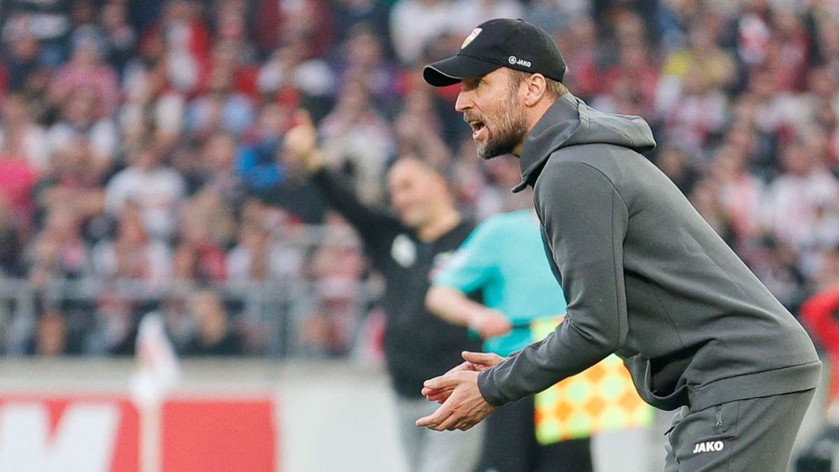 Der VfB-Trainer Sebastian Hoeneß treibt seine Mannschaft weiter an.