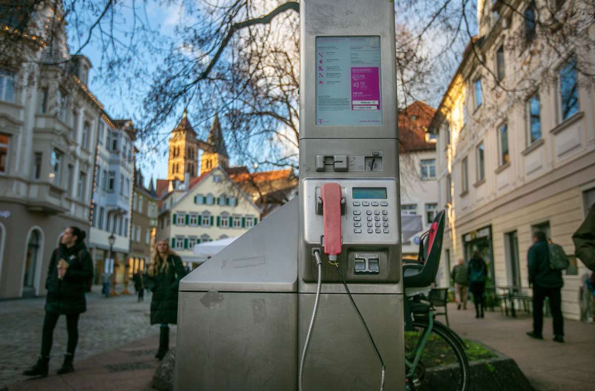 In der Ritterstraße steht momentan noch ein Münztelefon. Foto: Roberto Bulgrin