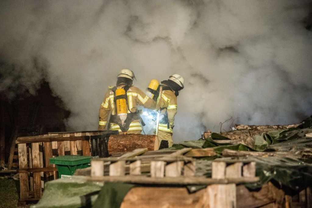 Bei dem Feuer entstanden etwa 2000 Euro Schaden: Brandstiftung? Holzstapel brennen in Esslingen