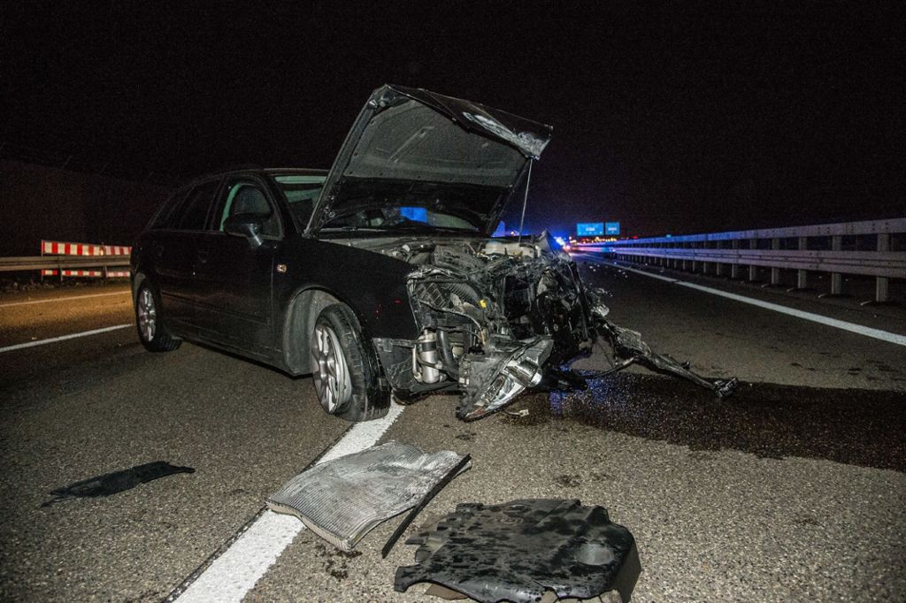 Die Polizei sucht Zeugen zu einem Unfall auf der A8 bei Neuhausen: Unfallflucht: 25.000 Euro Schaden, zwei Verletzte