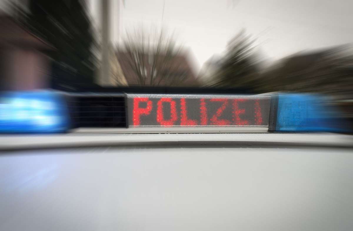 Eine wilde Verfolgungsjagd mit der Polizei lieferte sich ein Zwölfjähriger in Duisburg. (Symbolbild) Foto: -/Phillip Weingand
