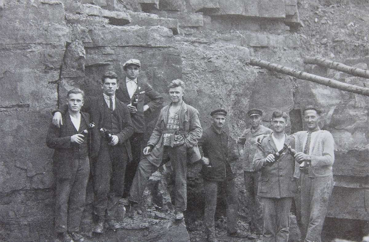 Auf diesem Bild aus der  Ortschronik sieht man Arbeiter des früheren Hochdorfer Steinbruchs Ende der 1920er-Jahre. Foto: oh