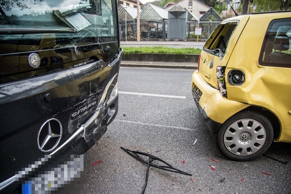 Mehrere Verletzte bei Unfall in der Pliensauvorstadt: Bus fährt auf Auto