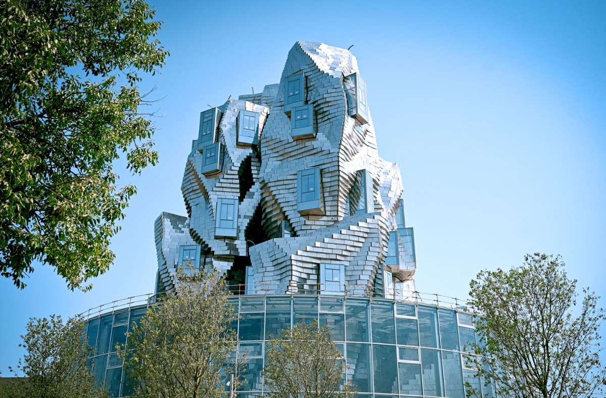 Das neue Wahrzeichen der südfranzösischen Stadt Arles, entworfen vom Architekten Frank Gehry – klicken Sie sich durch unsere  Bildergalerie!