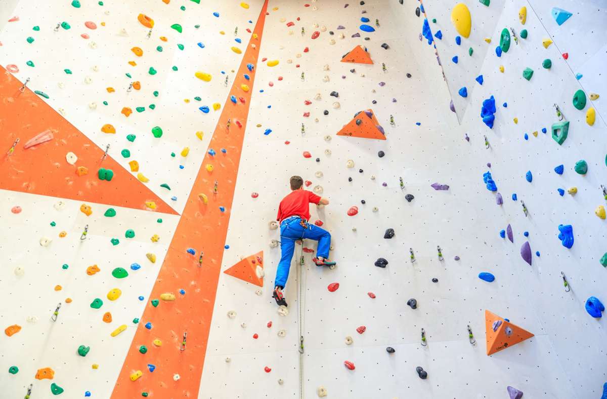 Neben den Wänden fürs Bouldern bietet das Rox eine Wand für das Top-Rope-Klettern, an warmen Tagen aus außen am Gebäude. Foto: Stefanie Schlecht