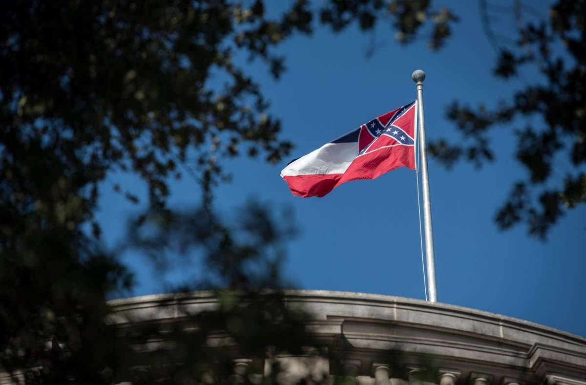 Die derzeitige Flagge von Mississippi soll abgeschafft werden. Foto: AFP/RORY DOYLE