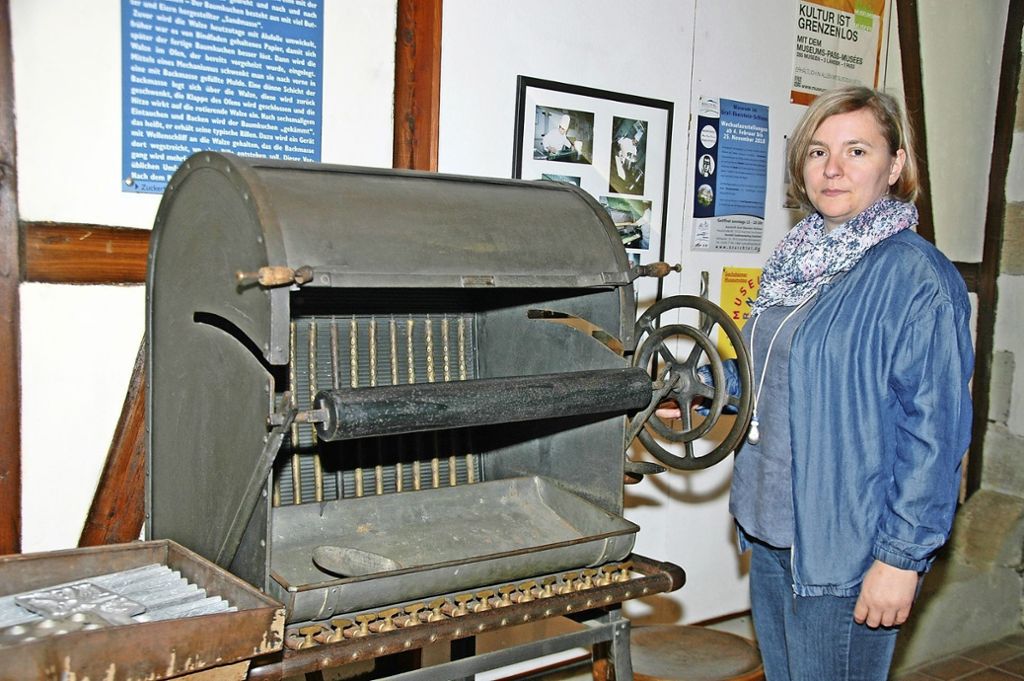 Gästeführerin Simone Dutzi  kennt sich auch mit den historischen Maschinen  aus, die im Deutschen Zuckerbäckermuseum stehen.