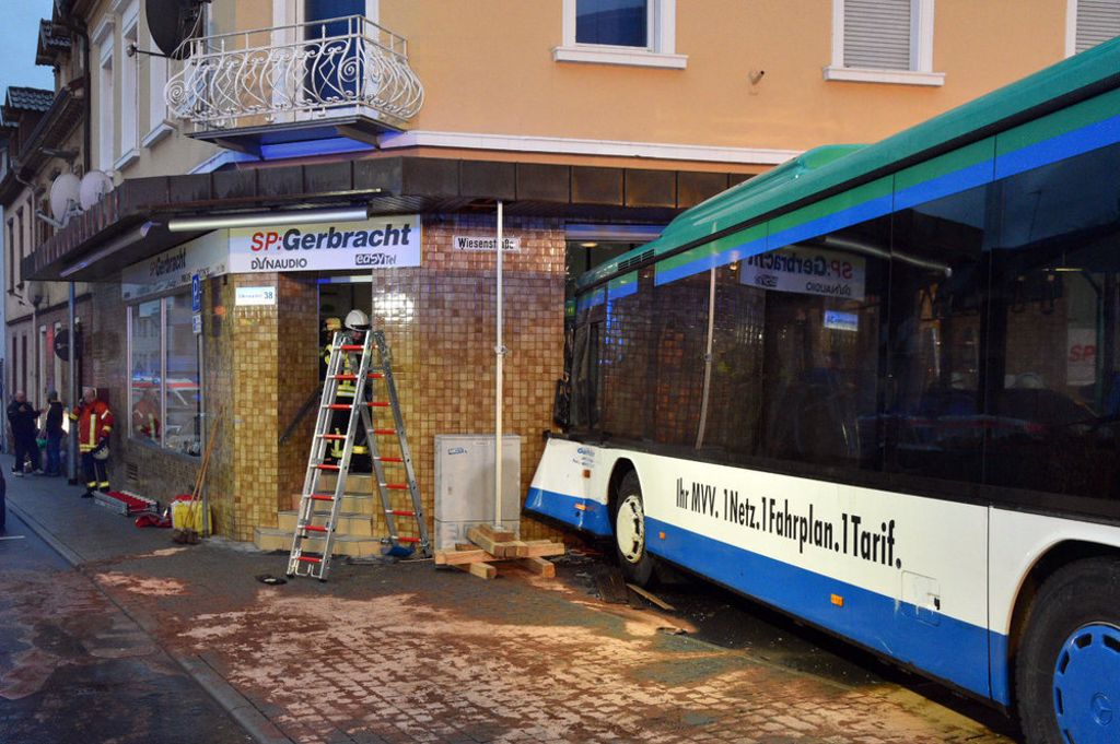 44 Verletzte in Eberbach: Schulbus kracht in Hauswand