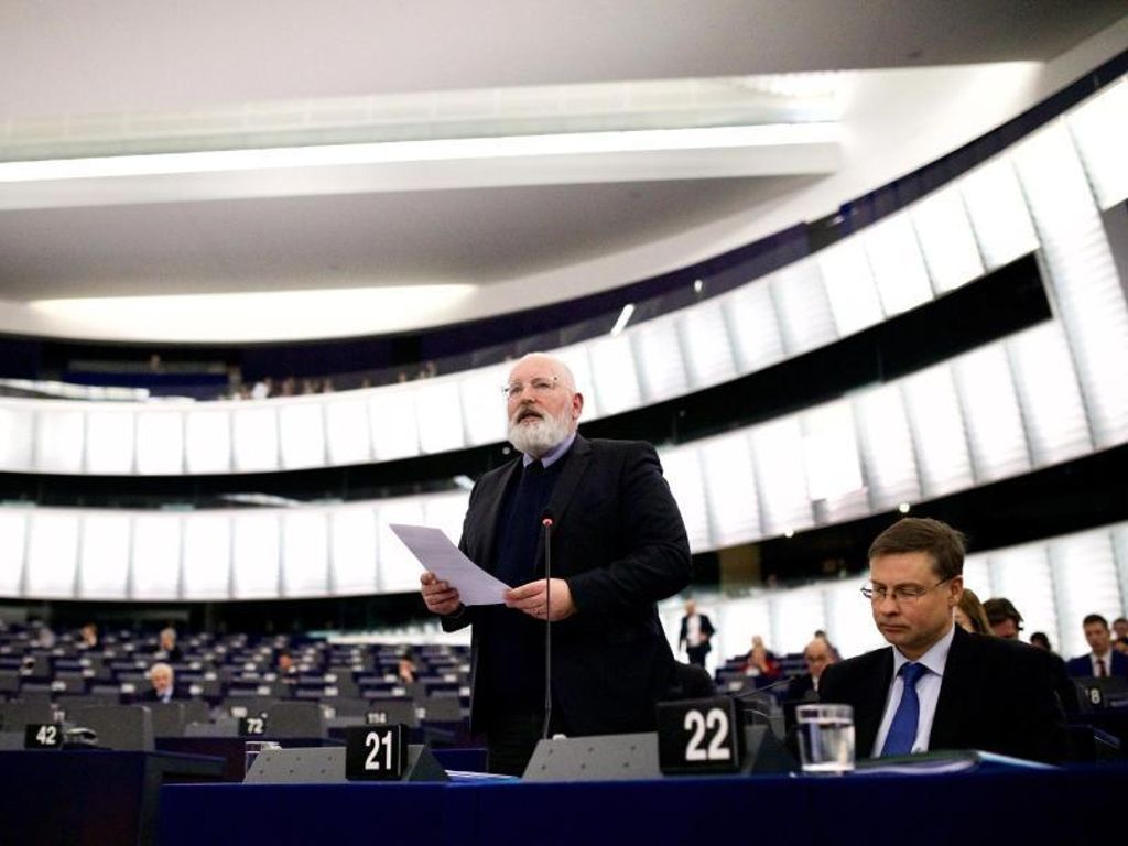 Die Kommissions-Vizepräsidenten Frans Timmermans (l) und Valdis Dombrovskis stellen den «Green Deal» im Europaparlament in Straßburg vor. Foto: Philipp von Ditfurth/dpa