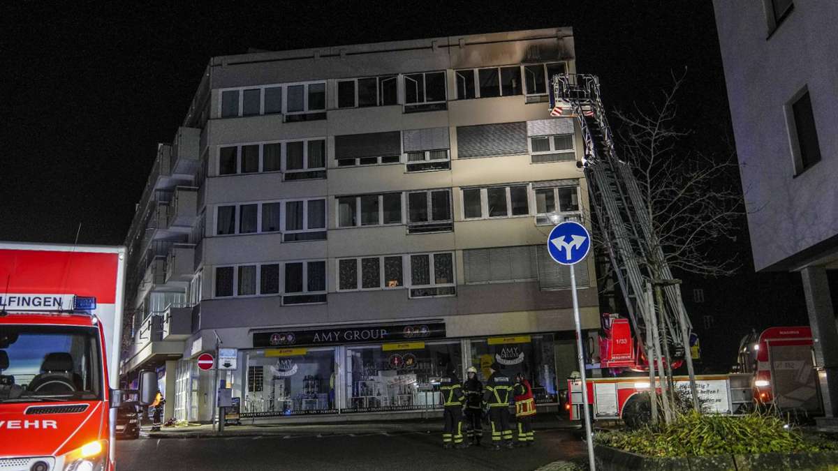 Wohnungsbrand in Sindelfingen: Feuerwehr rettet 75-Jährige Frau  aus dem vierten Obergeschoss