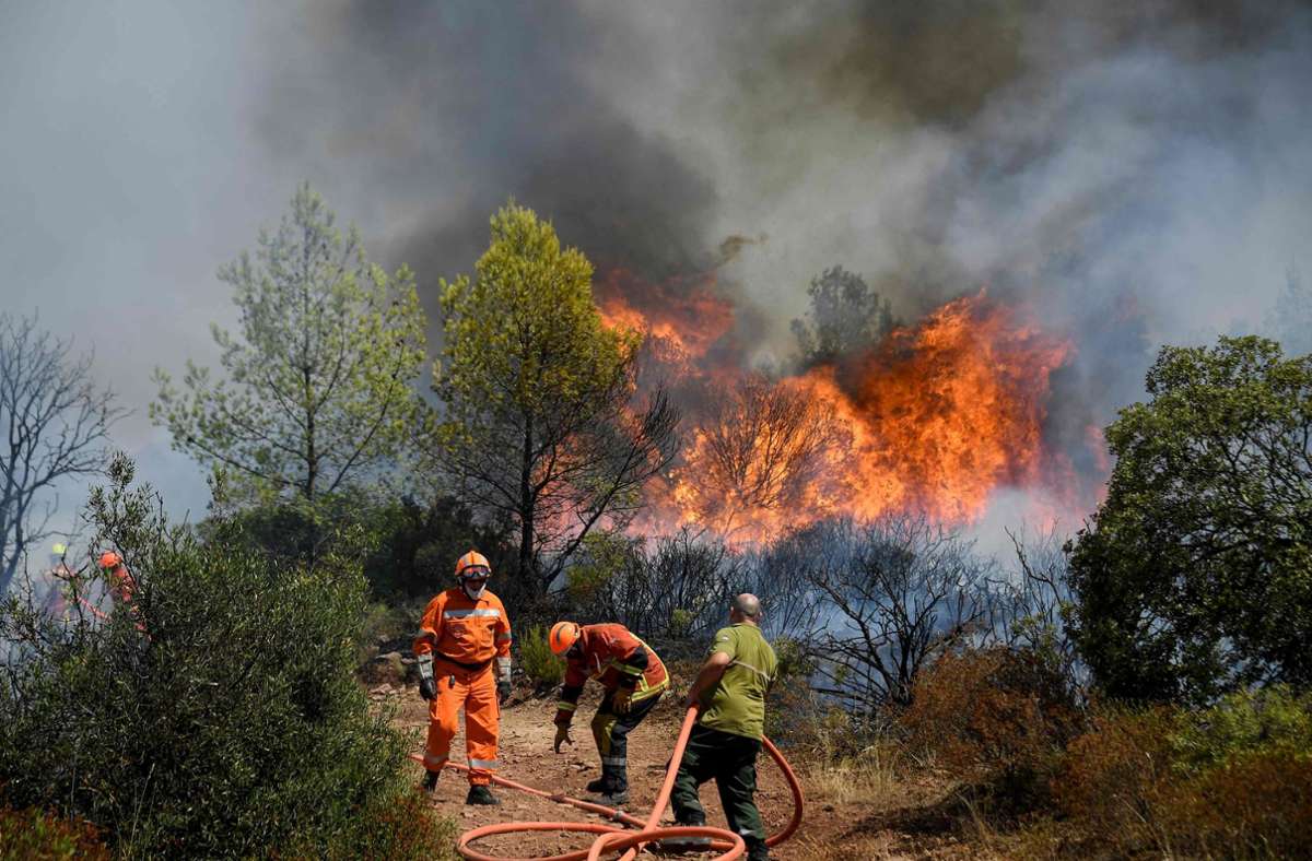 Waldbrand in Südfrankreich: Tausende Menschen fliehen vor Feuer