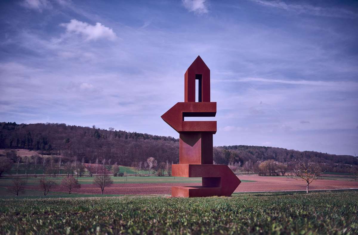 „Übereinander“ nennt Werner Pokorny dieses Werk. Es befindet sich am  Radweg zwischen Weil der Stadt und Grafenau.