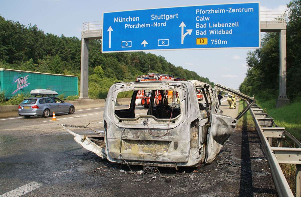 A8 bei Pforzheim: Auto brennt aus – Fahrer rettet Hunde