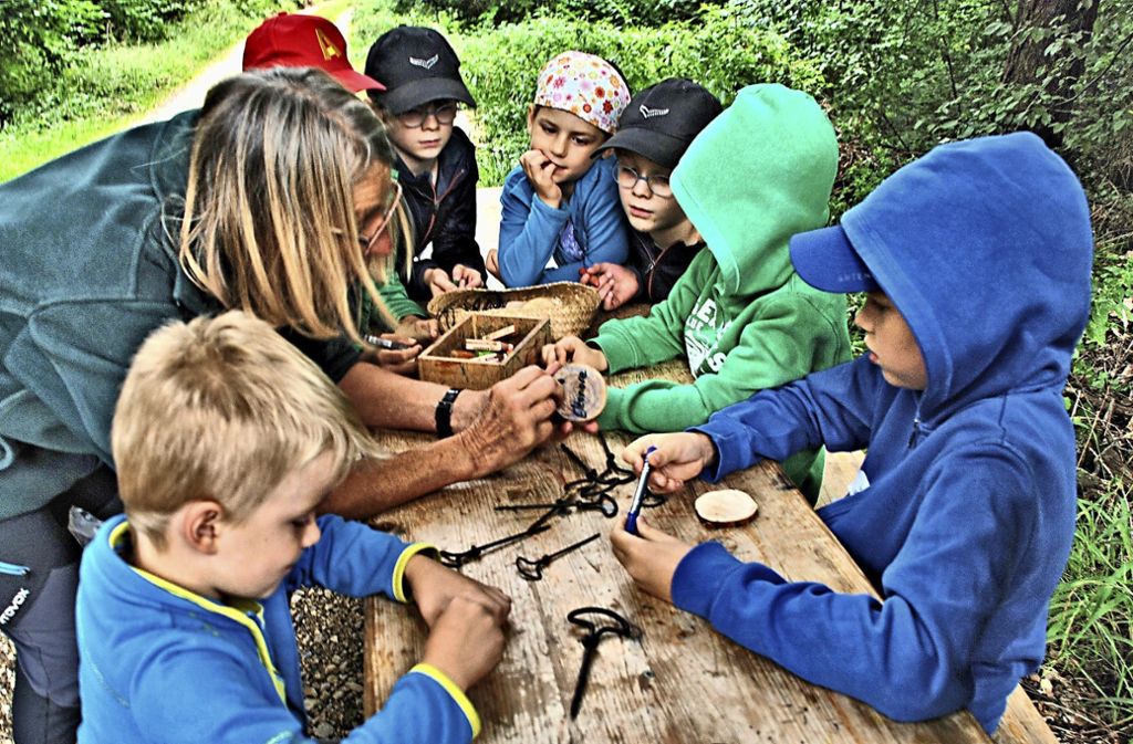 Im Ferienprogramm reisen Kinder in die Steinzeit – Ernährung damals und heute: Kinder reisen in die Steinzeit