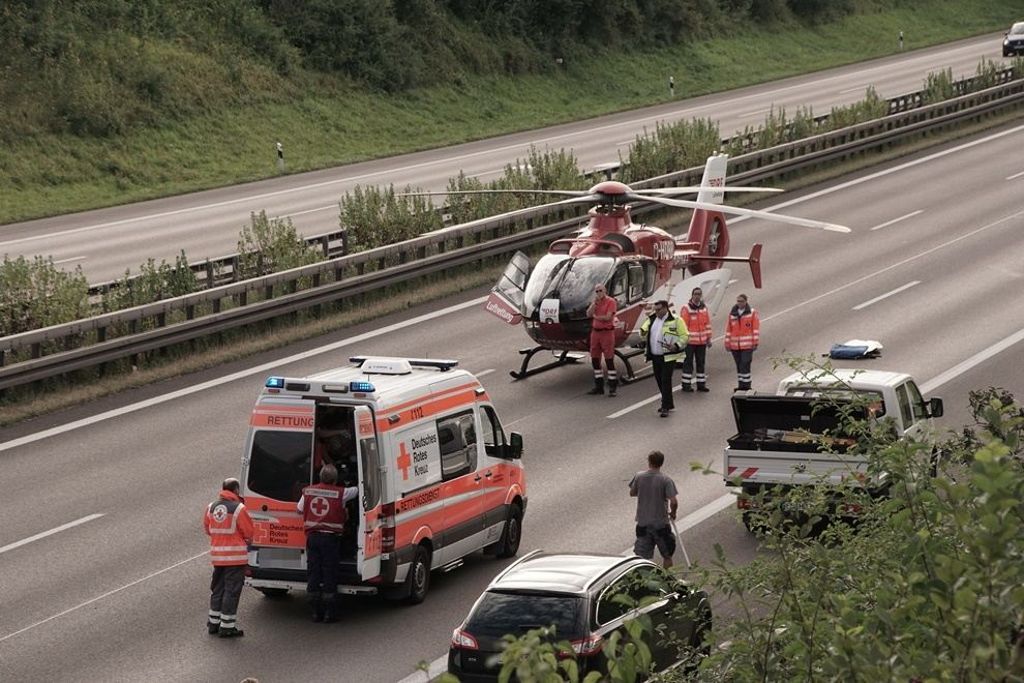 17.08.2016 Eine Person wurde auf der A8 bei Kirchheim angefahren und verletzt.