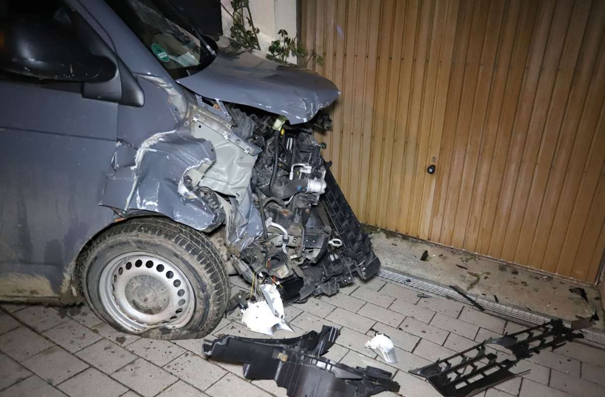 Unfall in Kohlberg: Transporter fährt gegen Garagenmauer