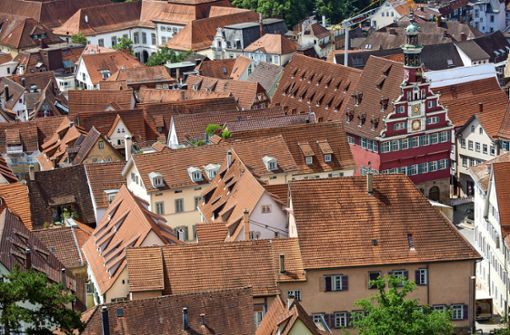 Ein Modellprojekt soll zeigen, wie Energieeinsparung in der Esslinger Altstadt gelingen kann, ohne das geschlossene Bild der Dachlandschaft nachhaltig zu stören. Foto: Roberto Bulgrin
