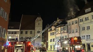 Mehrere Gebäude bei Feuer stark beschädigt