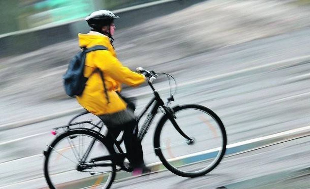 Fahrradfahrer erleidet beim Unfall schwere Verletzungen: Esslingen: Radfahrer die Vorfahrt genommen