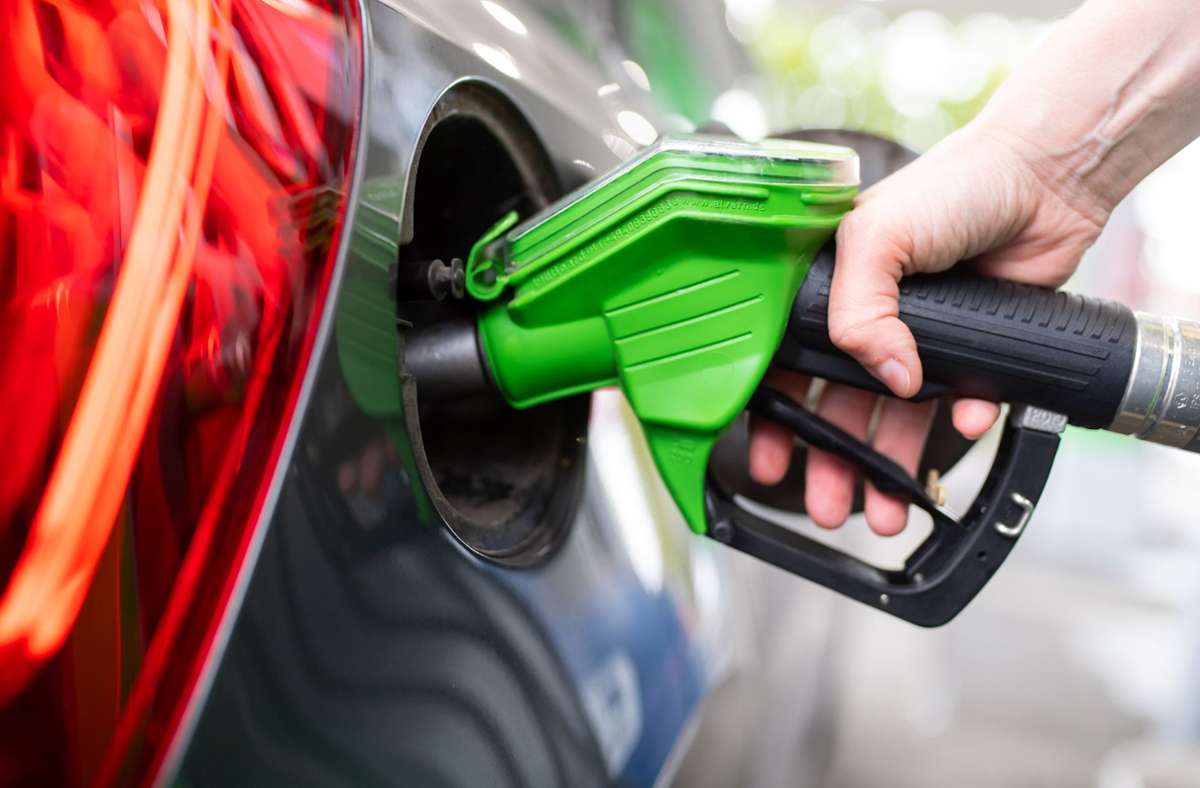 So abstrakt für viele Menschen die Klimakrise ist, so konkret ist der Benzinpreis. Wie geht die Politik mit diesem Dilemma um? Foto: dpa/Sven Hoppe