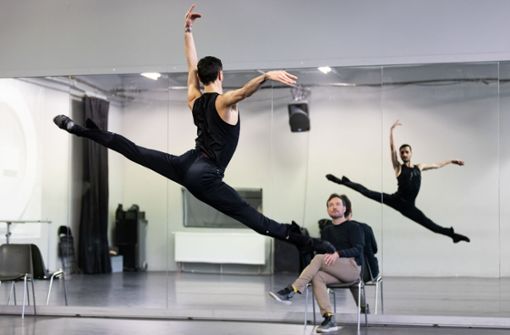 Eric Gauthier (sitzend) bei Proben für das von ihm choreografierte Solo „ABC“ mit dem Tänzer Luca Pannacci Foto: Gauthier Dance/Jeanette Bak