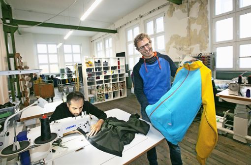 Näher Celil Alp (links) und Gründer Daniel Kowalewski in den neuen Räumen der Esslinger Textilmanufaktur Wasni. Foto:  